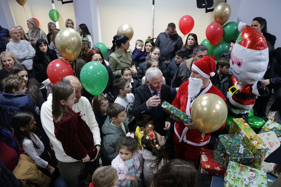 Στιγμιότυπο από την γιορτή της ΔΕΥΑΛ για την κοπή της πρωτοχρονιάτικης πίτας