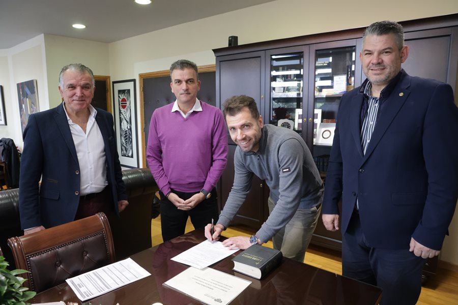 Ο νεοπροσληφθείς κατά την υπογραφή της σύμβασης