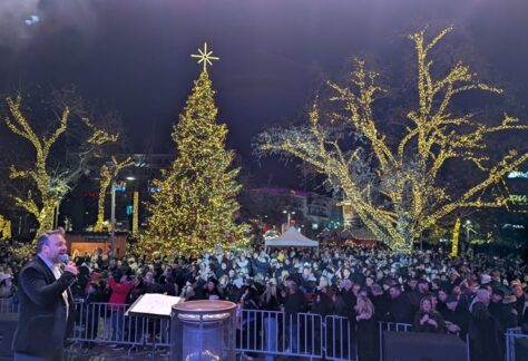 Στιγμιότυπο από την εκδήλωση υποδοχής του νέου χρόνου στην Κεντρική Πλατεία με τον Δώρο Δημοσθένους