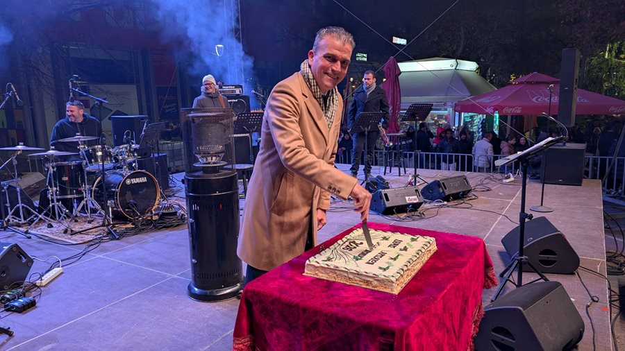 Στιγμιότυπο από την εκδήλωση υποδοχής του νέου χρόνου στην Κεντρική Πλατεία με τον Δώρο Δημοσθένους