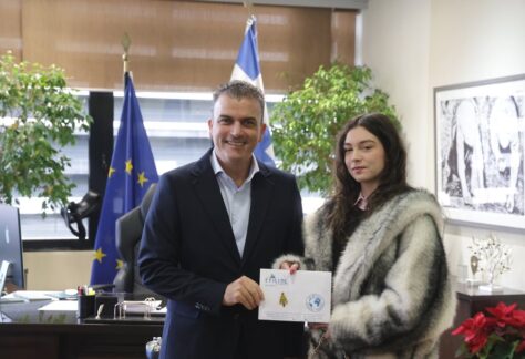 Ο Δήμαρχος με την τυχερή που βρήκε το φλουρί της πρωτοχρονιάτικης πίτας