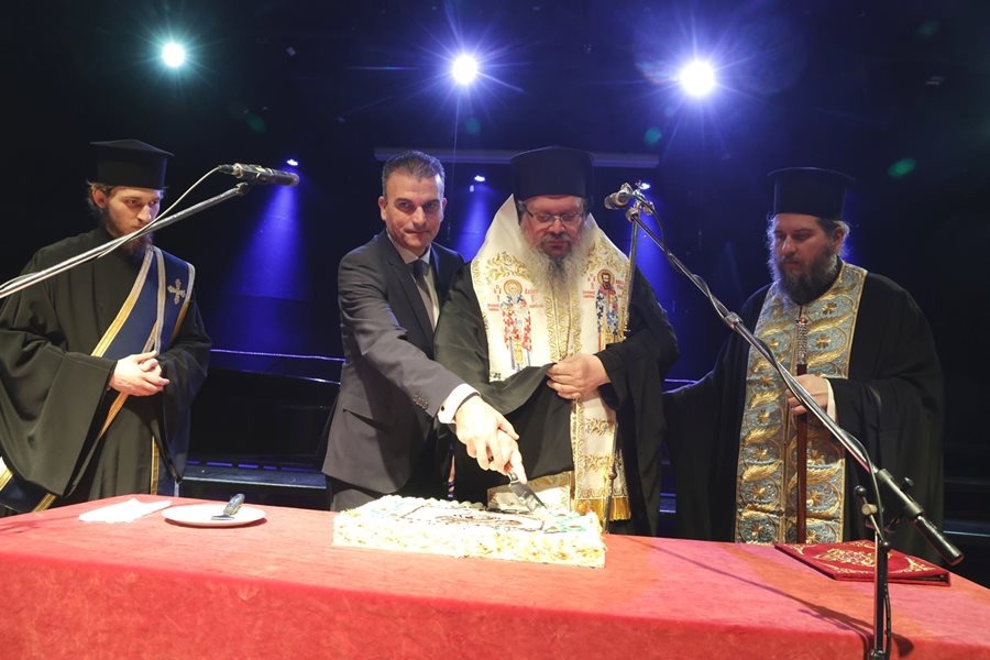 Στιγμιότυπο από την δεξίωση για την κοπή της πρωτοχρονιάτικης πίτας