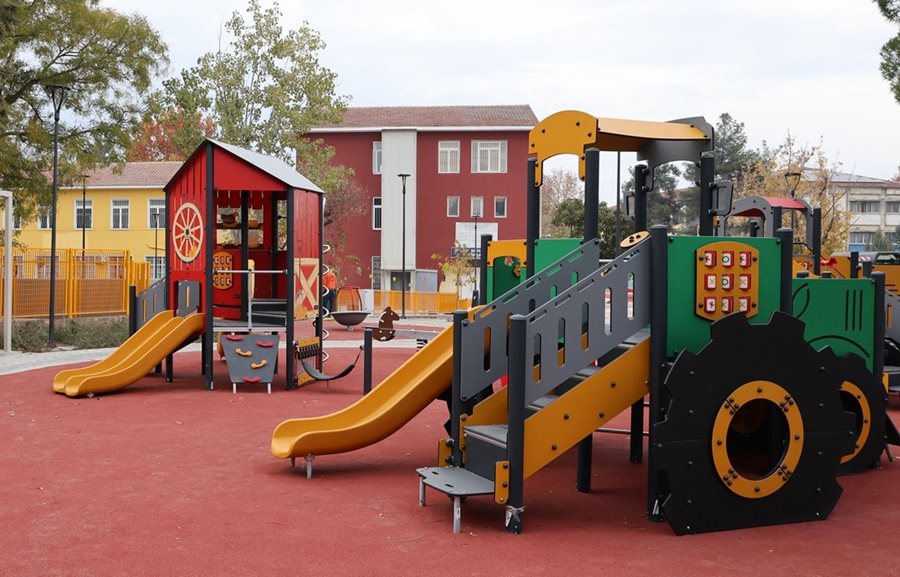 Παιδική χαρά - φωτογραφία αρχείου